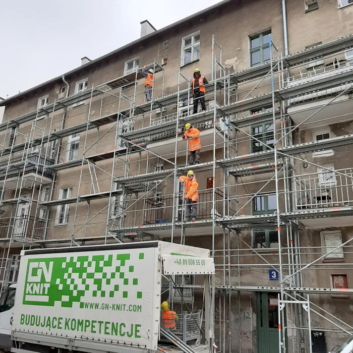 Rusztowania elewacyjne/fasadowe/przejezdne: Wynajem, montaż