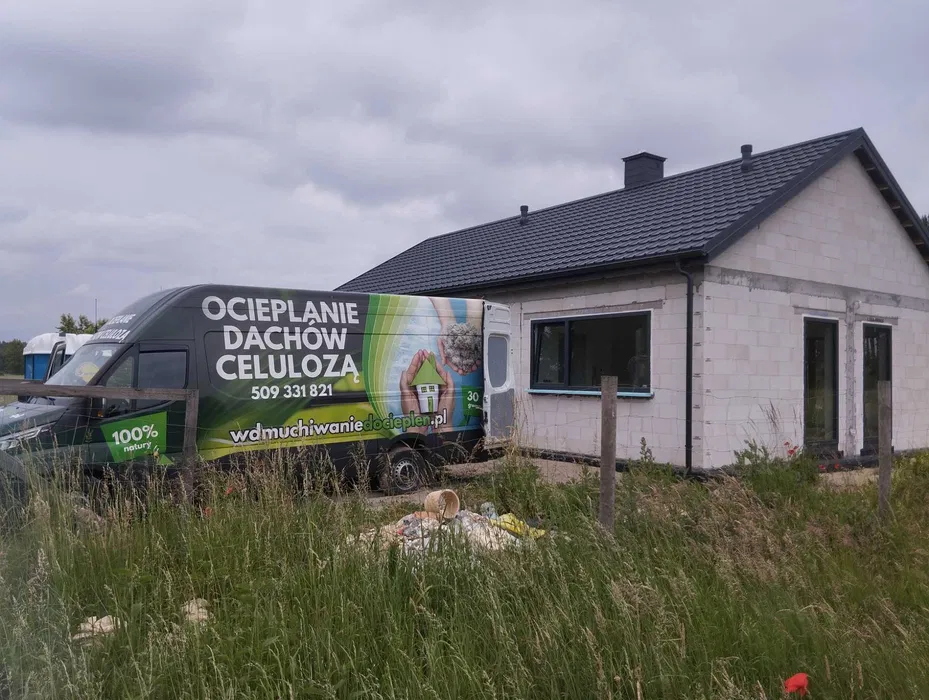 Wdmuchiwanie Izolacji Ocieplenie Dachu Domu i Poddasza Celuloza Wełna