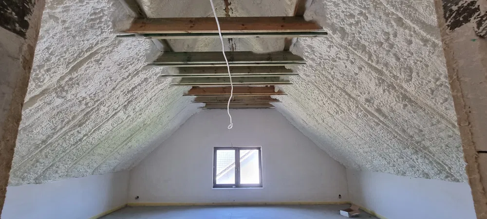 ocieplenie pianą poddaszy, dach pianka,Izolacje natryskowe, pianką pur