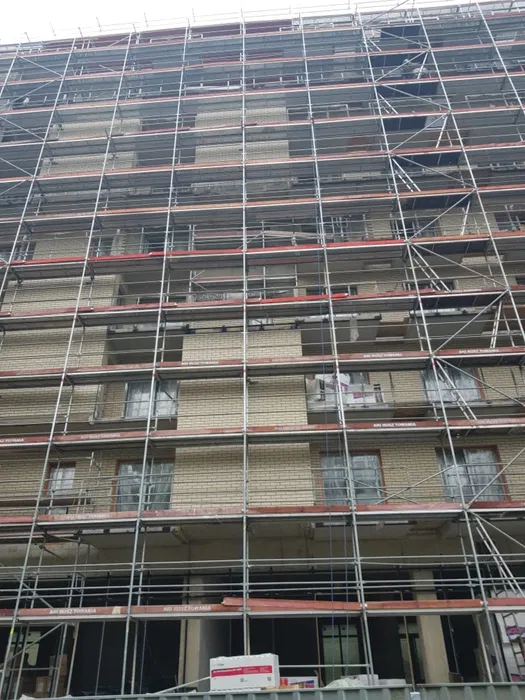 Wynajem rusztowań elewacyjnych