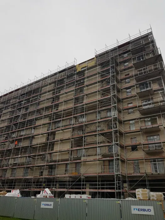 Wynajem rusztowań elewacyjnych