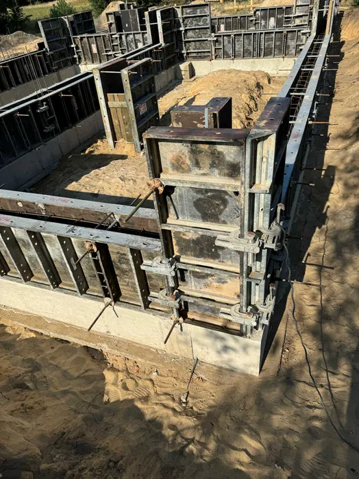 Wynajem sprzedaż szalunków rusztowań podnośników kontenerów ogrodzeń