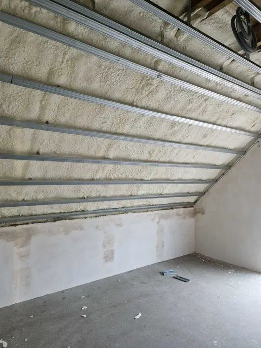Ocieplenie poddasza PIANA PUR, natrysk, izolacja pianą ocieplenie domu