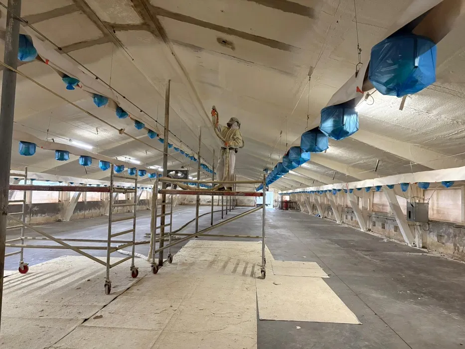 Izolacja Ocieplenie natryskowe pianką PUR kurnik stajnia chlewnia