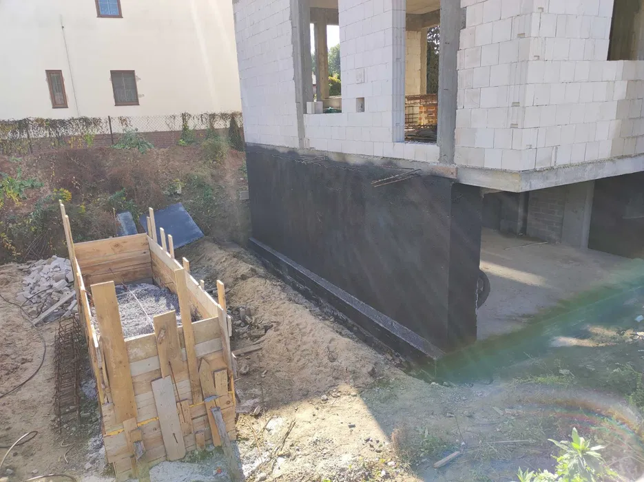 Hydroizolacja fundamentów, iniekcje ciśnieniowe, osuszanie.
