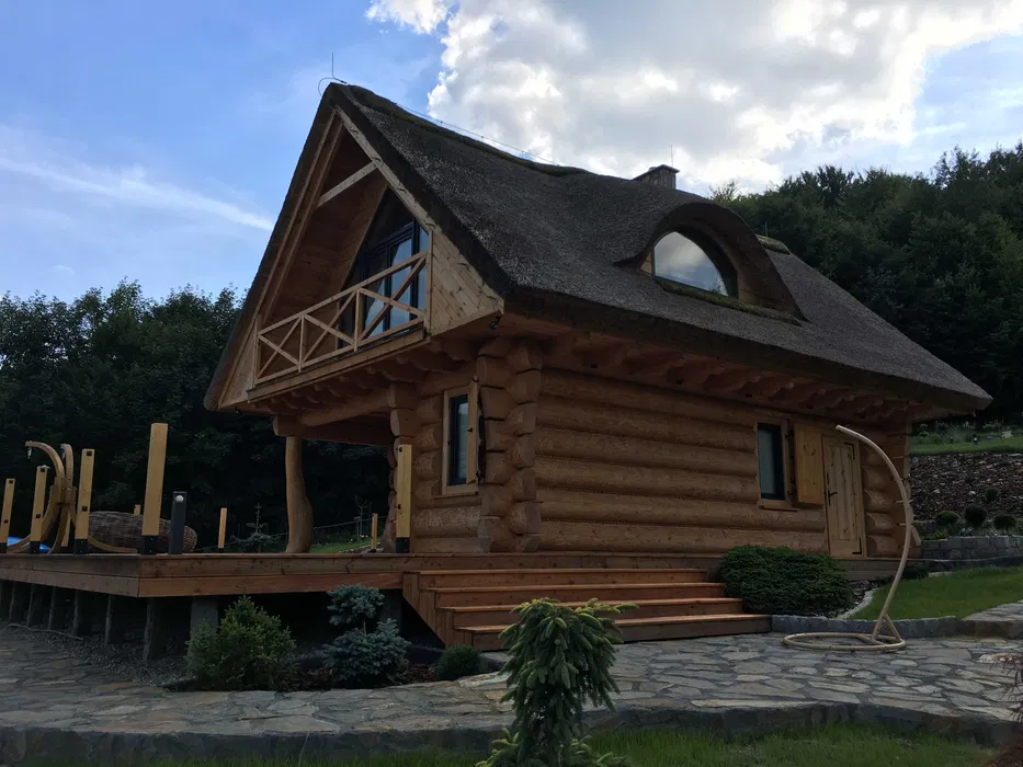 Domy z pół bala lub płaza. Domy drewniane, całoroczne. Cała Polska.