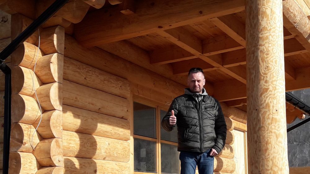 Domy z pół bala lub płaza. Domy drewniane, całoroczne. Cała Polska.