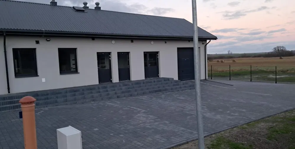 Budowa domów z dachem -elewacja-kostka