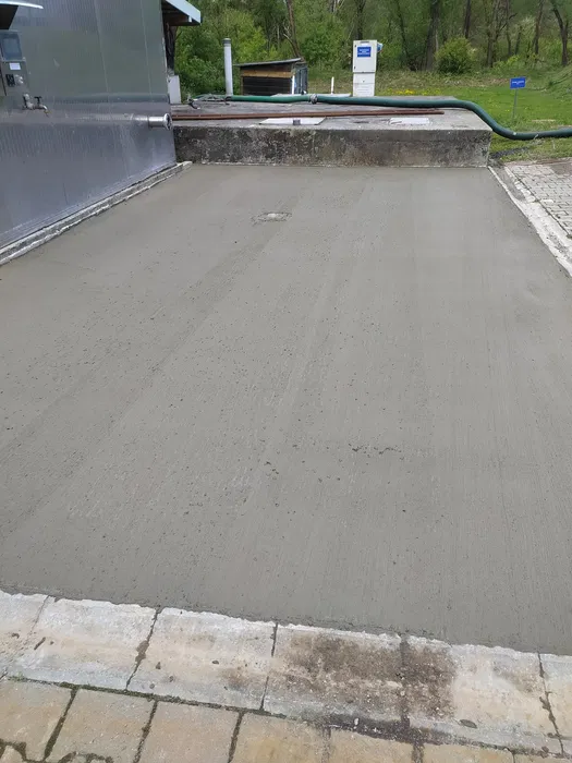 Budowa domów z dachem -elewacja-kostka