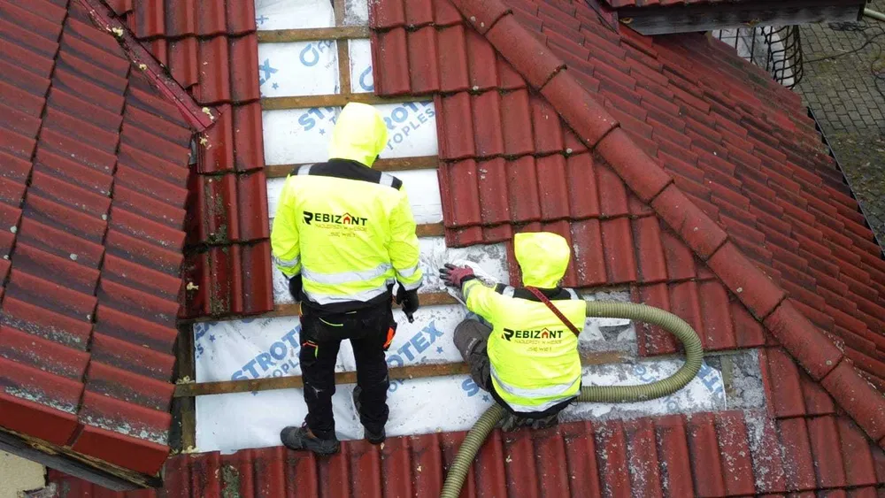 Naprawy dachów po kunach / kuna na dachu / Izolacje pianą i celulozą