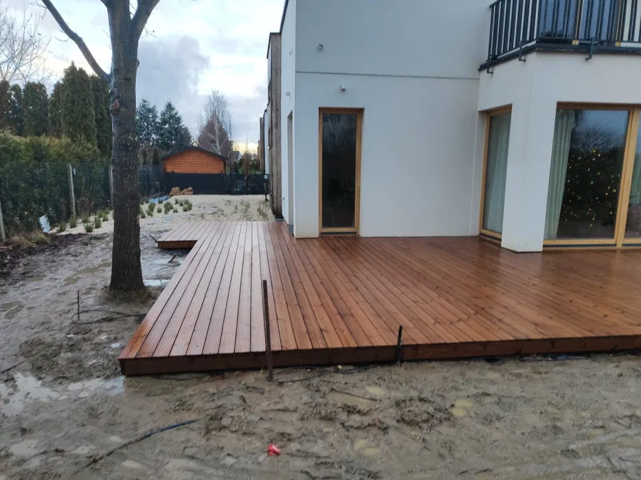 Budowa tarasów drewnianych i kompozytowych