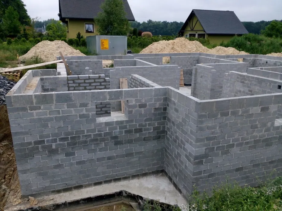 Murarz , kominy , klinkier , ogrodzenia , ściany .