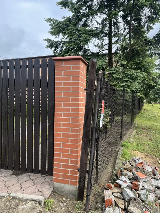 Murarz , kominy , klinkier , ogrodzenia , ściany .