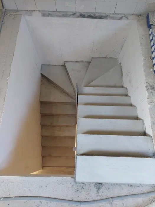 Budowa domów. Schody betonowe. Wylewki. Płytki.