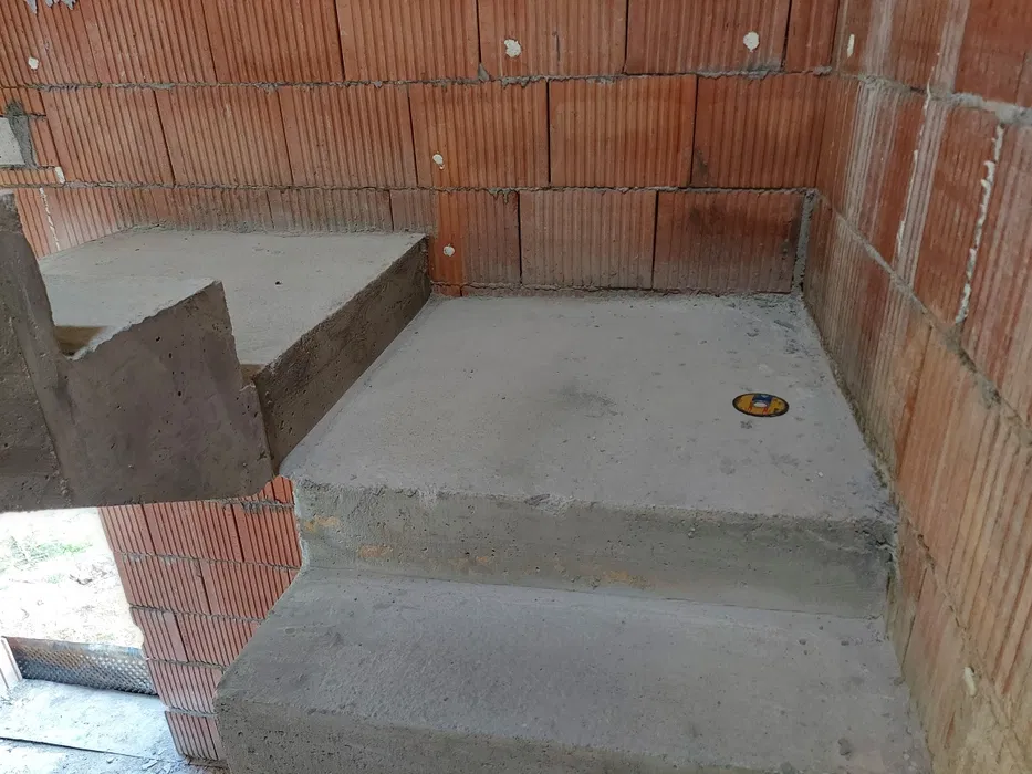 Budowa domów. Schody betonowe. Wylewki. Płytki.
