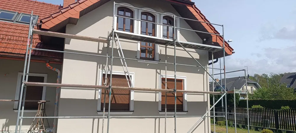 Wynajem rusztowań elewacyjnych