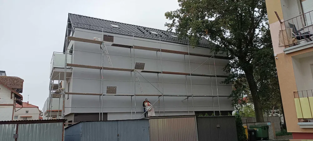 Wynajem rusztowań elewacyjnych