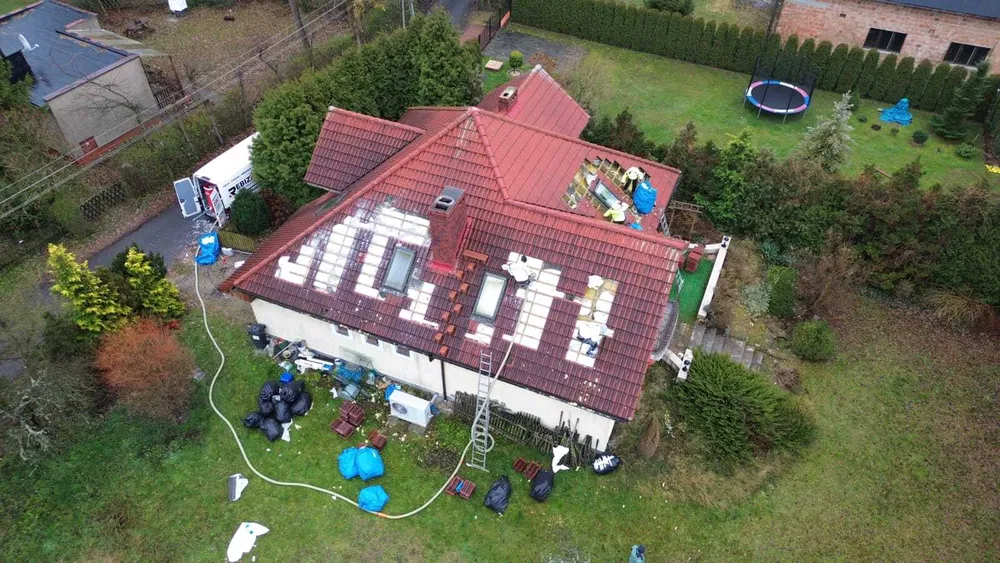 Naprawy dachów po kunach / kuna na dachu / Izolacje pianą i celulozą