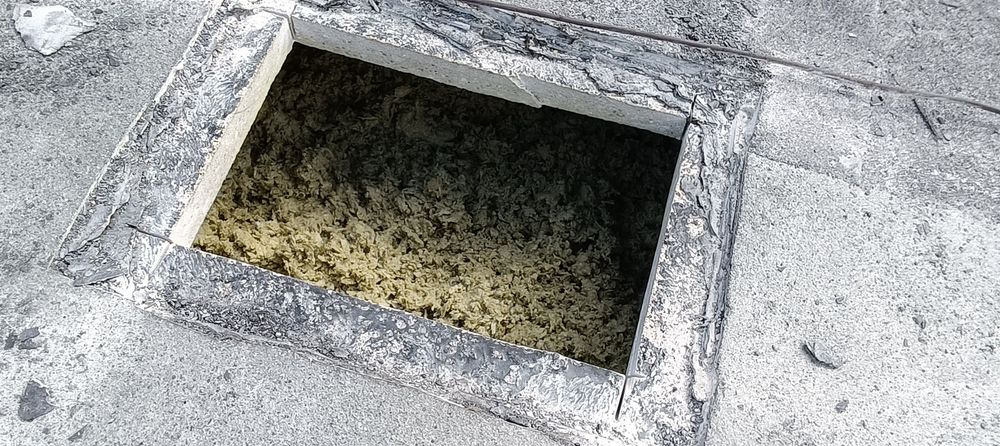 Ocieplenie wełną skalną wdmuchiwaną poddasza wiązarów strychu