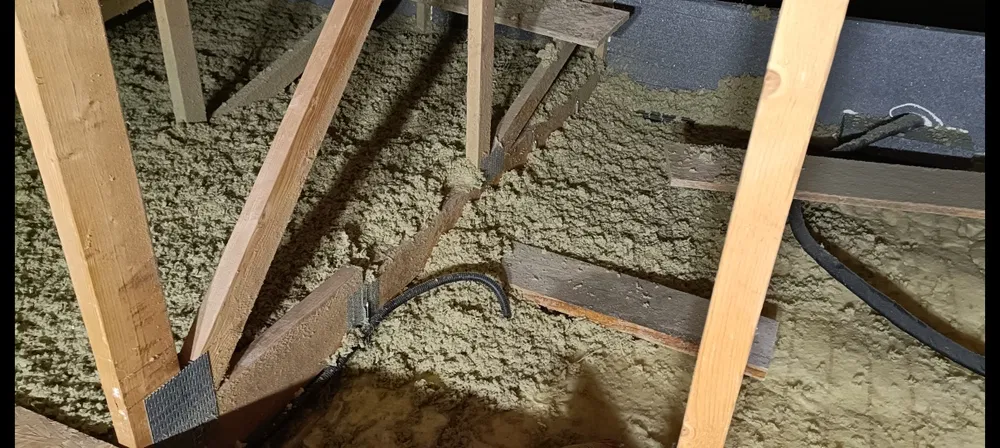 Ocieplenie wełną skalną wdmuchiwaną poddasza wiązarów strychu