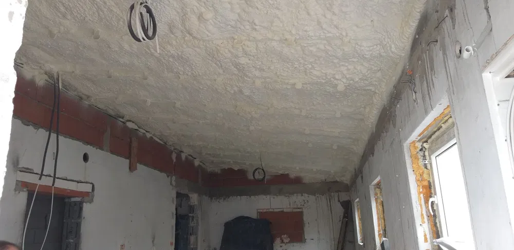 Docieplenia piana,lzolacja poddasza pianą pur, ocieplanie pianą piana