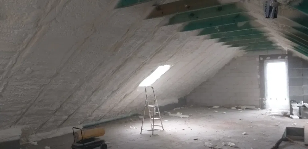 Docieplenia piana,lzolacja poddasza pianą pur, ocieplanie pianą piana