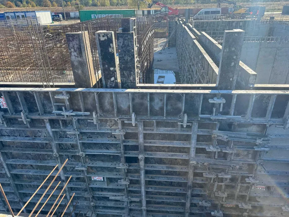 Wynajem sprzedaż szalunków rusztowań podnośników kontenerów ogrodzeń