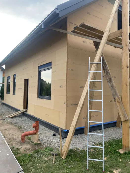 Izolacja wdmuchiwana, celuloza, włókno drzewne, wełna szklana