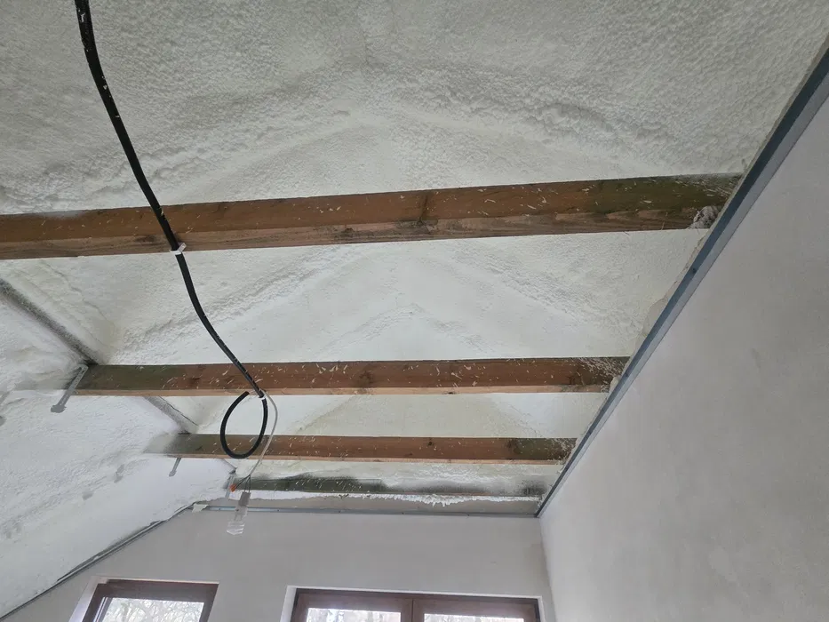 Izolacja Pianą PUR Poddasza Fundamenty Hale