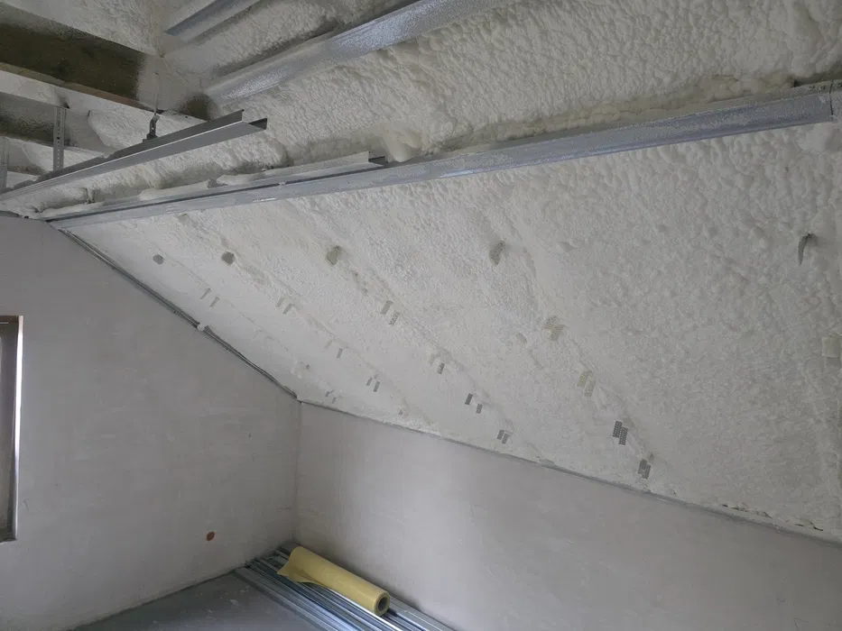 Izolacja Pianą PUR Poddasza Fundamenty Hale