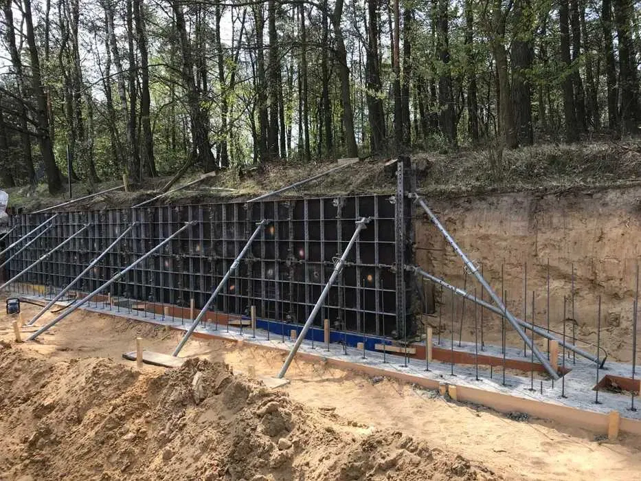 Wynajem szalunków ściennych z pełnym osprzętem