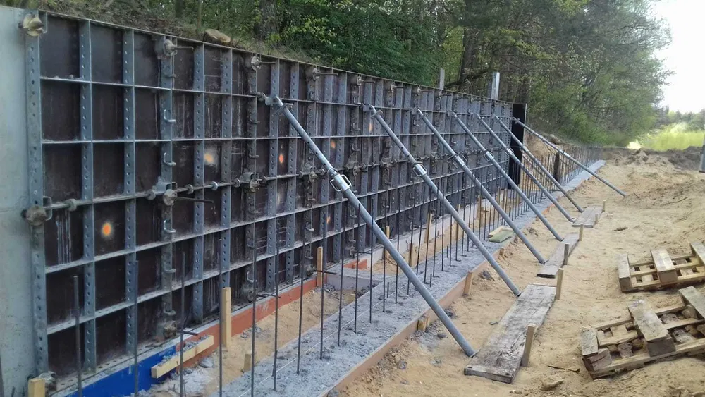 Wynajem szalunków ściennych z pełnym osprzętem