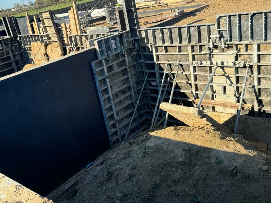 Wynajem sprzedaż szalunków rusztowań podnośników kontenerów ogrodzeń