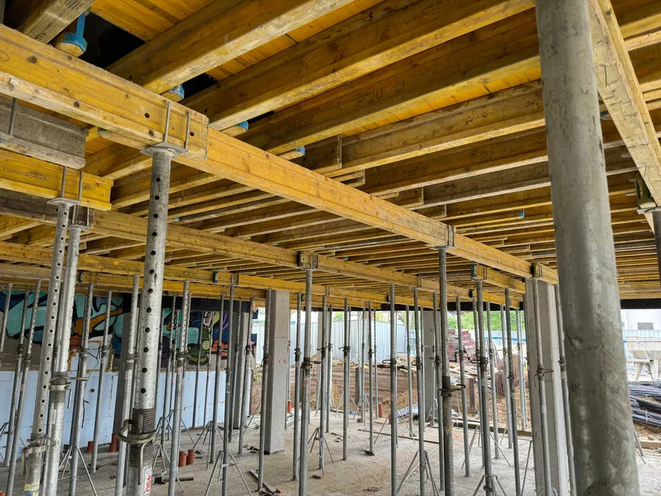 Wynajem sprzedaż szalunków rusztowań podnośników kontenerów ogrodzeń