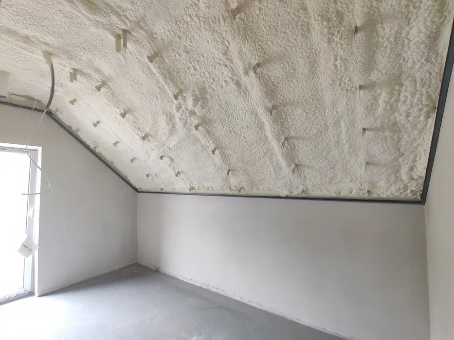 Izolacja Pianą PUR Poddasza Fundamenty Hale