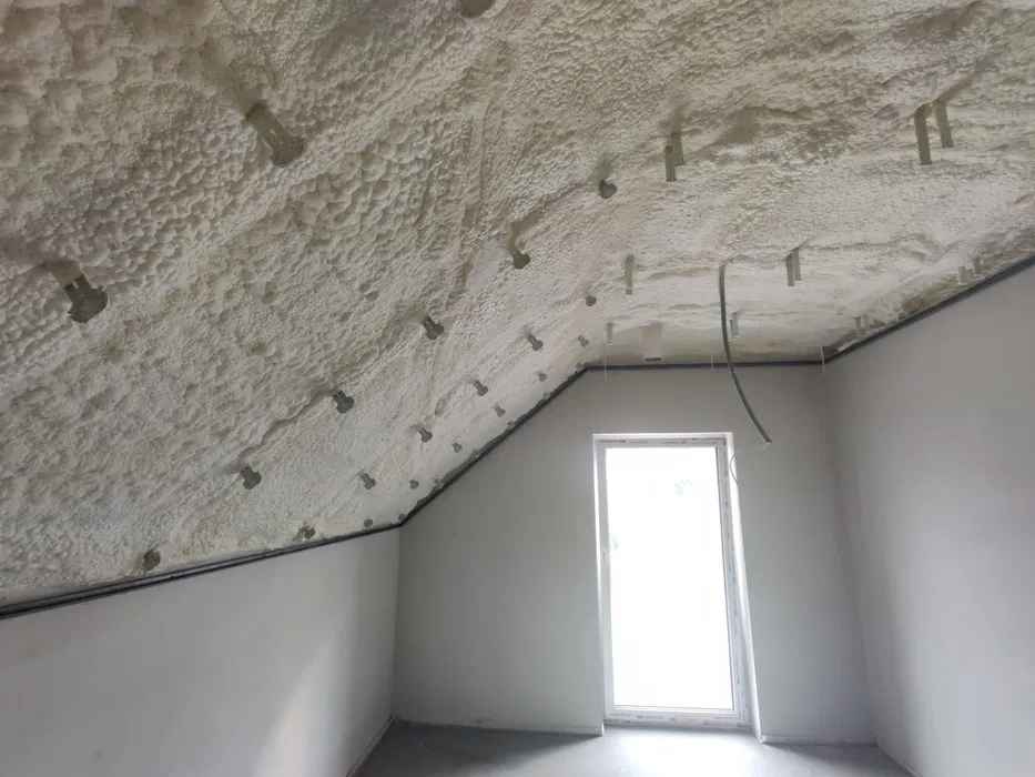Izolacja Pianą PUR Poddasza Fundamenty Hale