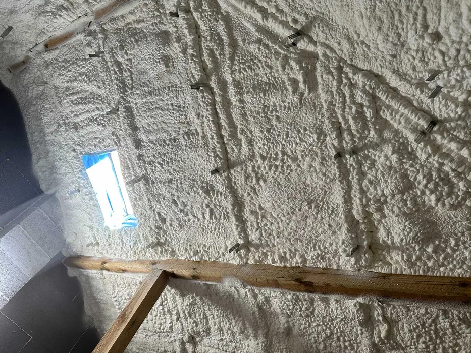 Izolacja pianą PUR i celulozą Mazowieckie – ocieplanie poddaszy | NPUR