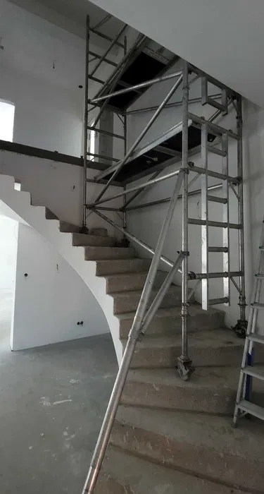 Wynajem rusztowania na schody, rusztowania na klatki schodowe.