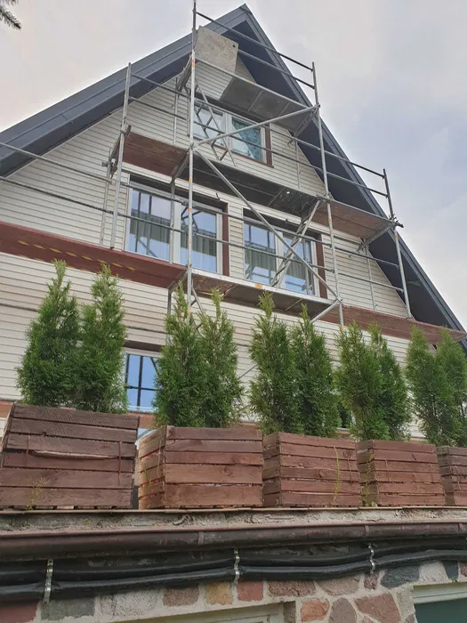 Wynajem platform z rusztowań, rusztowania elewacyjne, przestrzenne