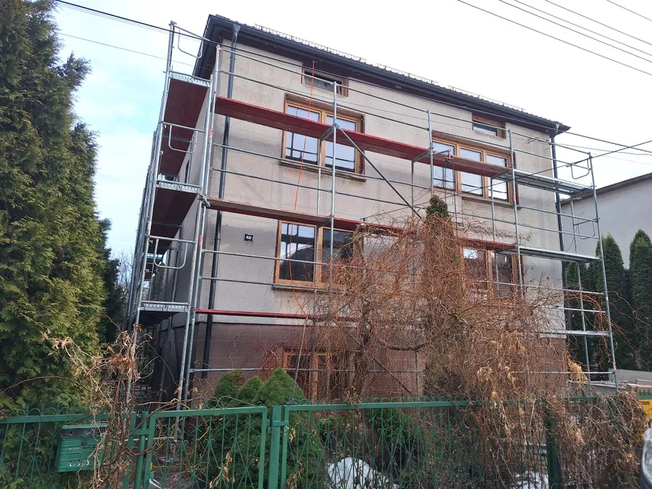 Wynajem rusztowań elewacyjnych