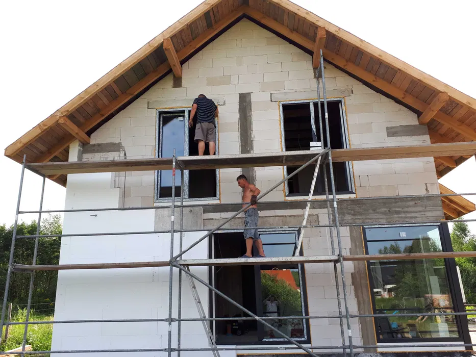 rusztowanie fasadowe plettak plus elementy rozbudowy rusztowania