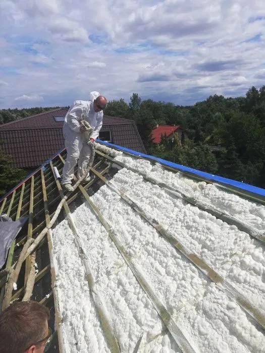 Ocieplanie pianką PUR, ocieplenie pianą PUR, izolacja dachu poddasza