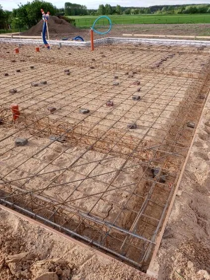 Oferuje płyty fundamentowe oraz budowy domów