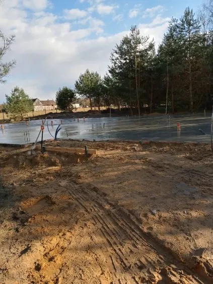 Oferuje płyty fundamentowe oraz budowy domów