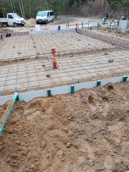 Oferuje płyty fundamentowe oraz budowy domów