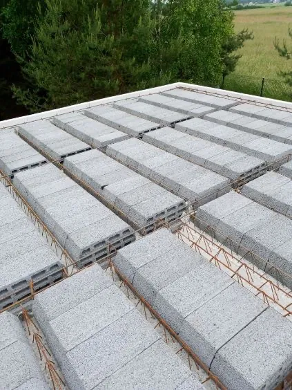 Oferuje płyty fundamentowe oraz budowy domów