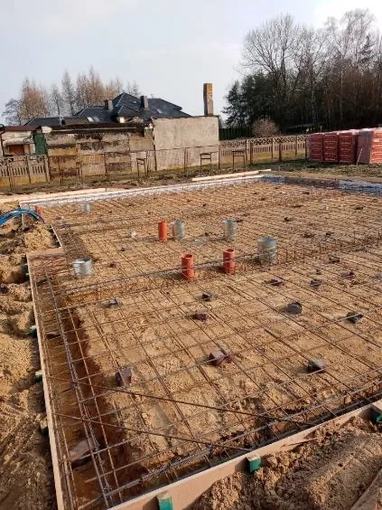 Oferuje płyty fundamentowe oraz budowy domów