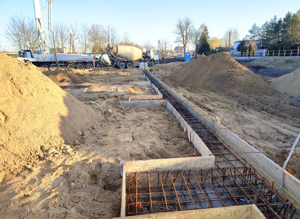 Budowa domu fundamenty płyta fundamentowa murowanie wymiana gruntu