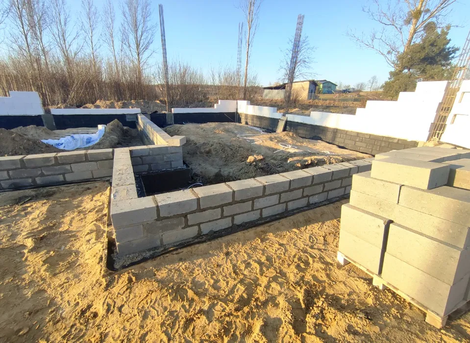 Budowa domu fundamenty płyta fundamentowa murowanie wymiana gruntu