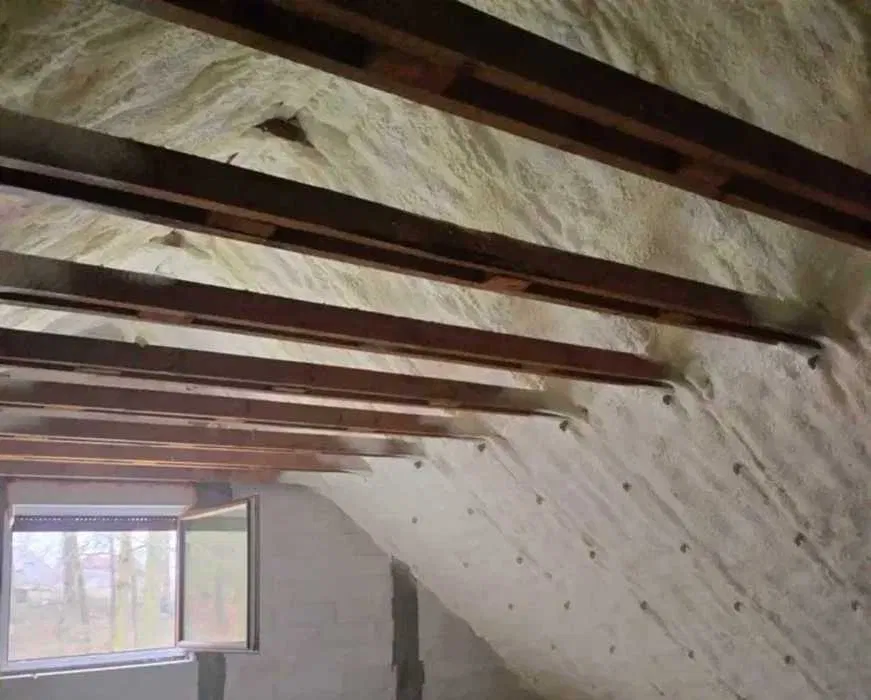 Ocieplanie celulozą, Ocieplanie pianką PUR, Naprawa dachów po kunach
